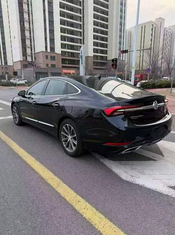 别克君越 驾驶室