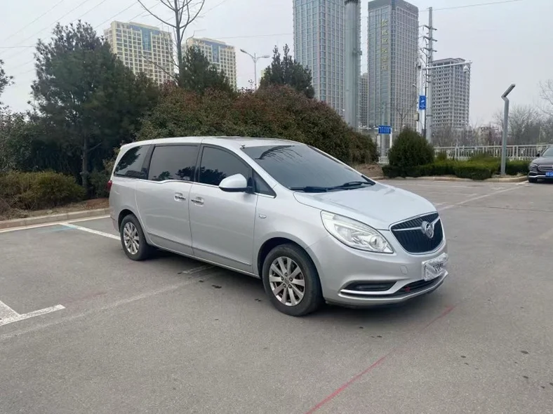 别克GL8 正面外观二