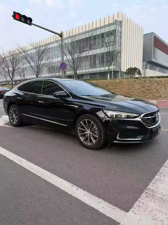 别克君越 正面外观二