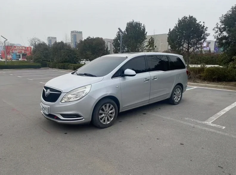 别克GL8 后面外观三