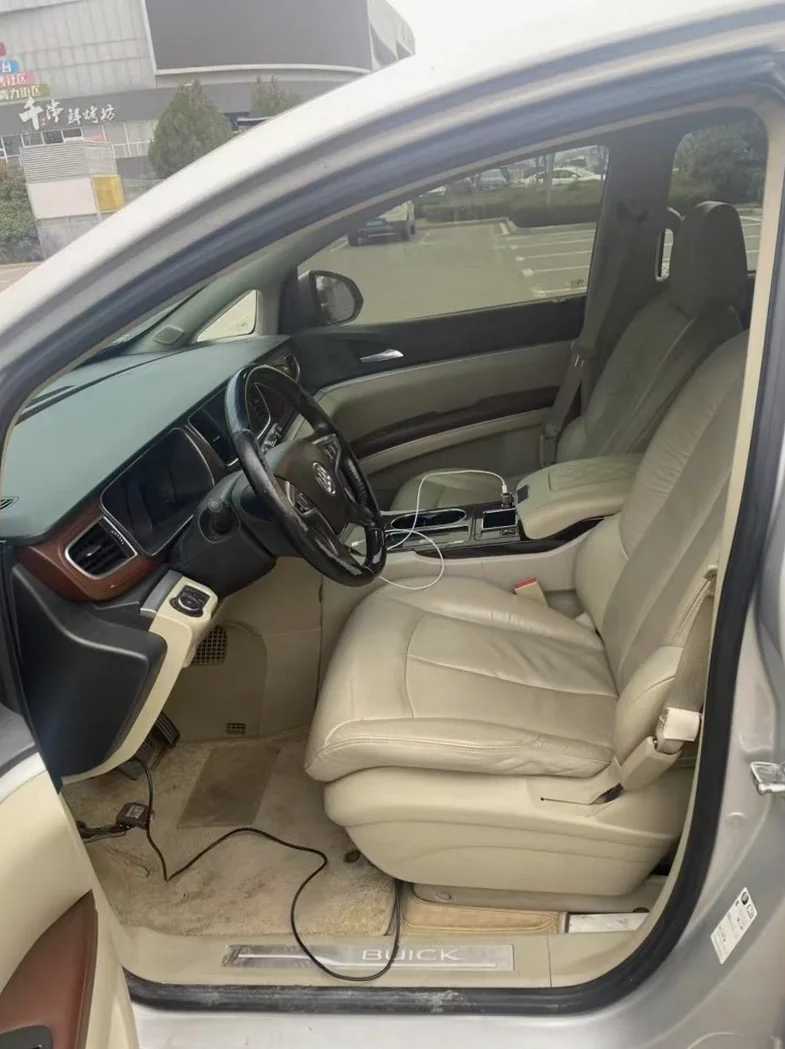 别克GL8 后面外观一