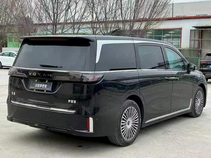 岚图汽车梦想家 内饰后排