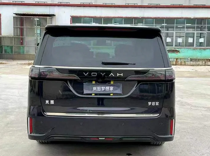 岚图汽车梦想家 驾驶室