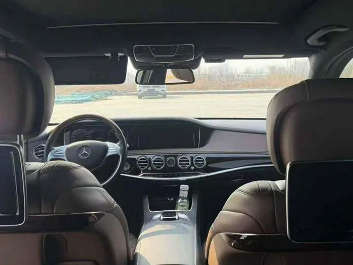 奔驰S 后面外观一