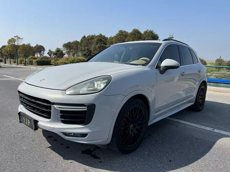 保时捷卡宴 正面外观三