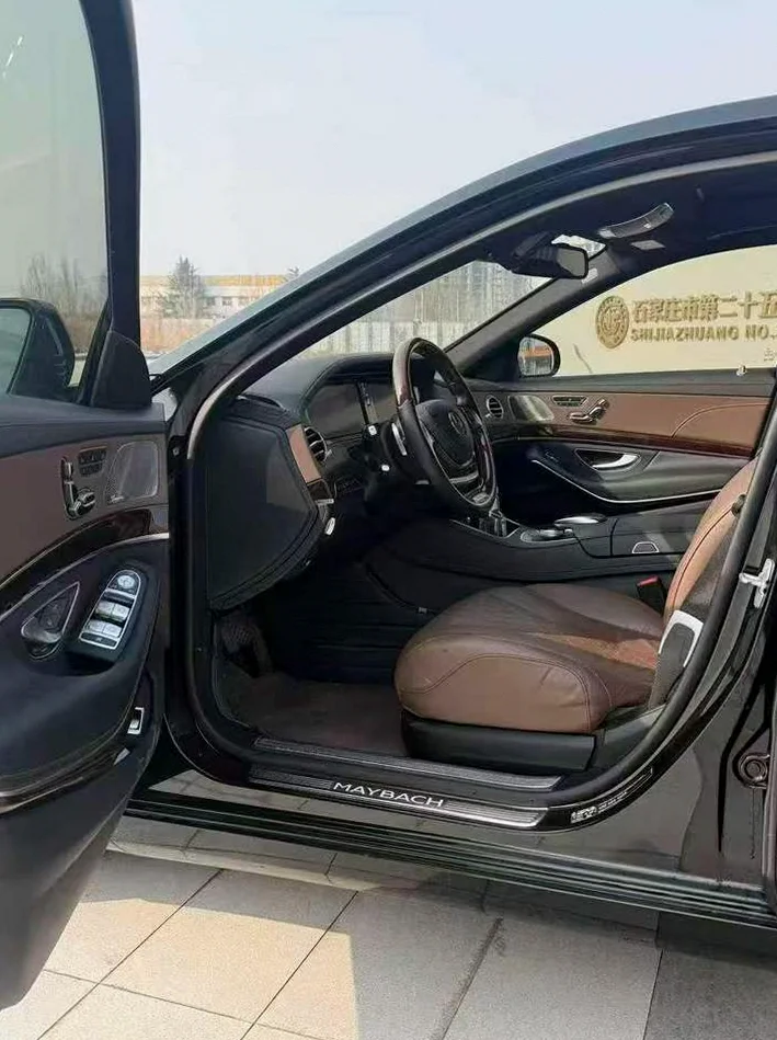 奔驰S 后面外观三