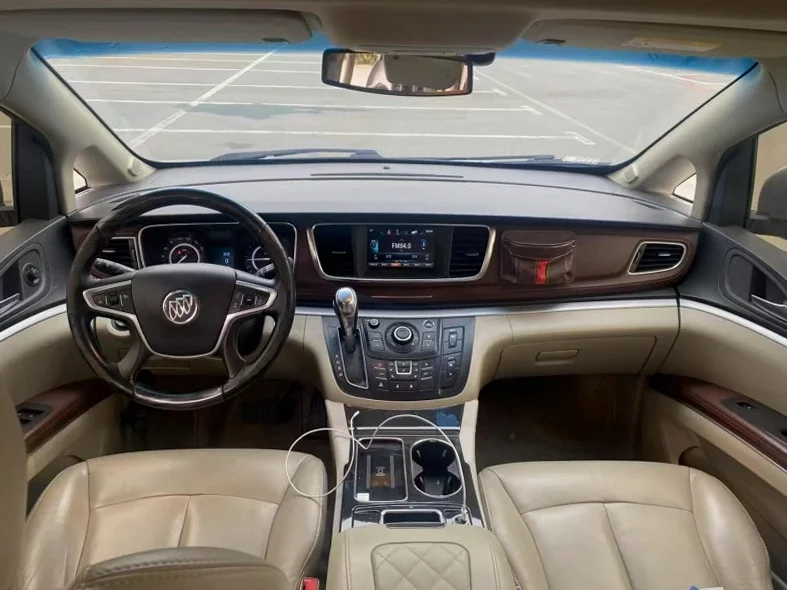 别克GL8 正面外观三