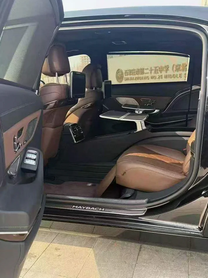 奔驰S 后面外观二