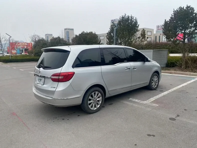 别克GL8 内饰前排