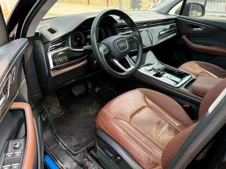 奥迪Q7 内饰前排