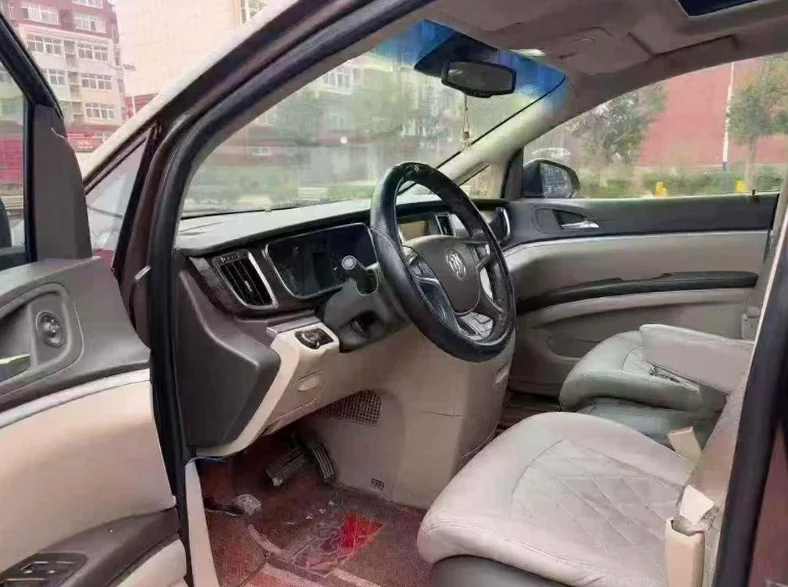 别克GL8 后面外观一