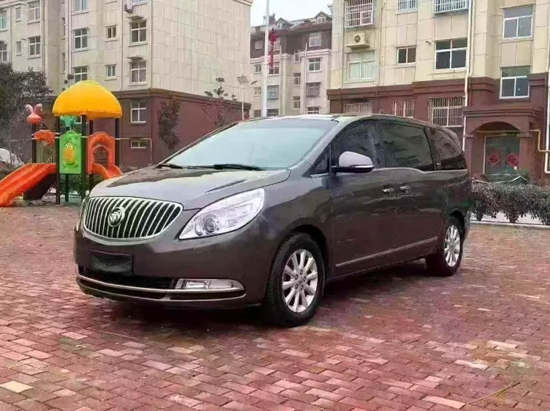 别克GL8 正面外观二