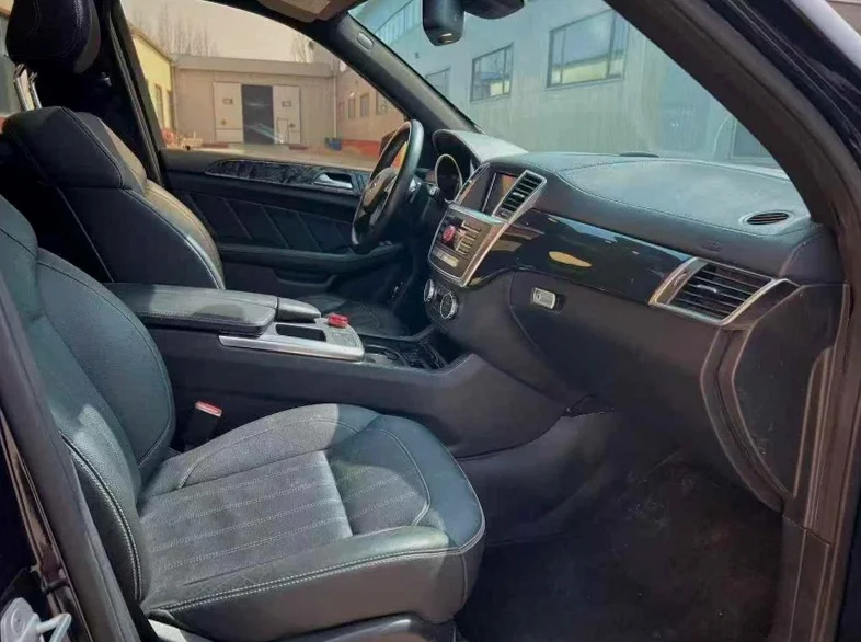 奔驰GLS 后面外观一