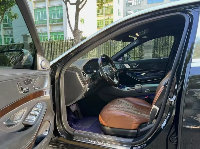 奔驰S 后面外观一