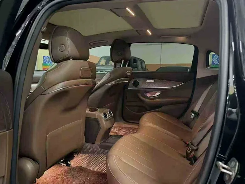 奔驰E 后面外观二