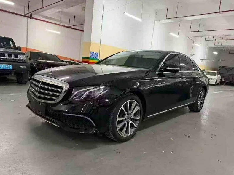 奔驰E 正面外观二