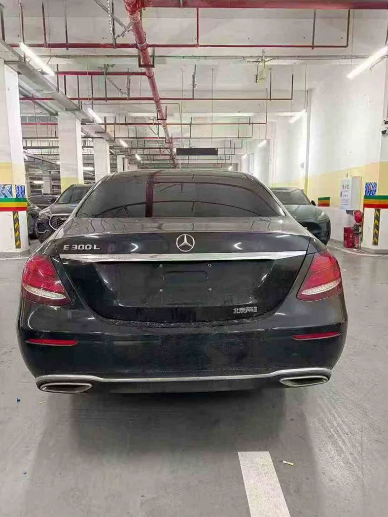 奔驰E 内饰后排