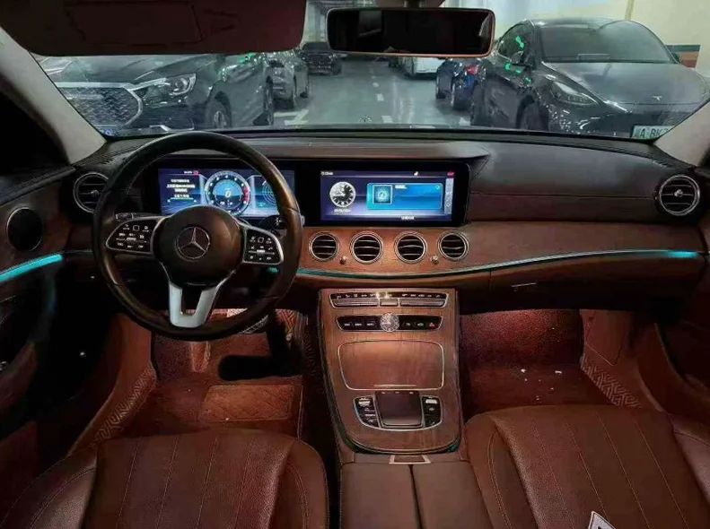 奔驰E 后面外观一