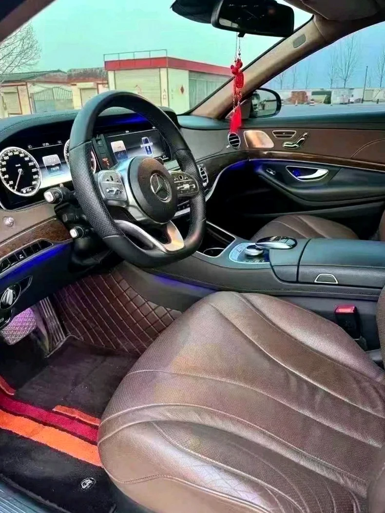 奔驰S 后面外观三