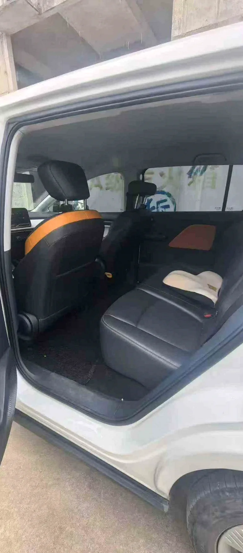 奔腾E05 后面外观一