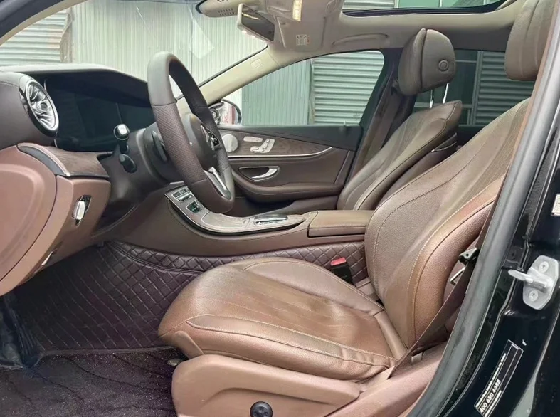 奔驰E 后面外观一