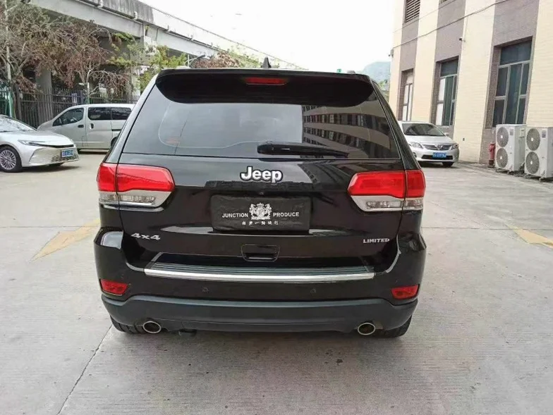 Jeep大切诺基 驾驶室