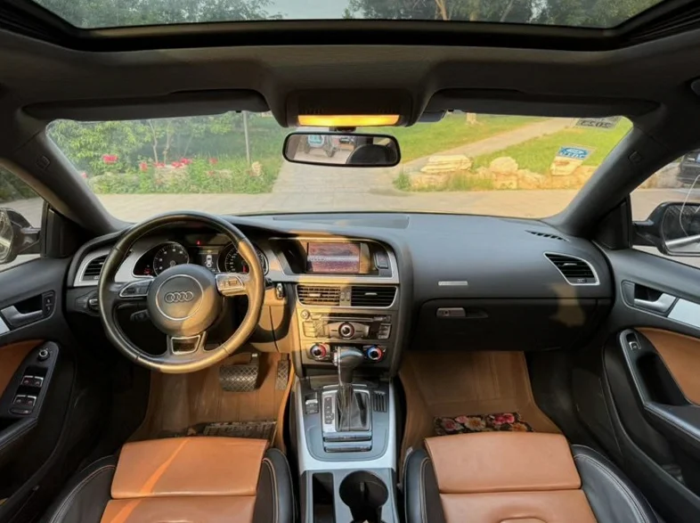 奥迪A5 内饰后排