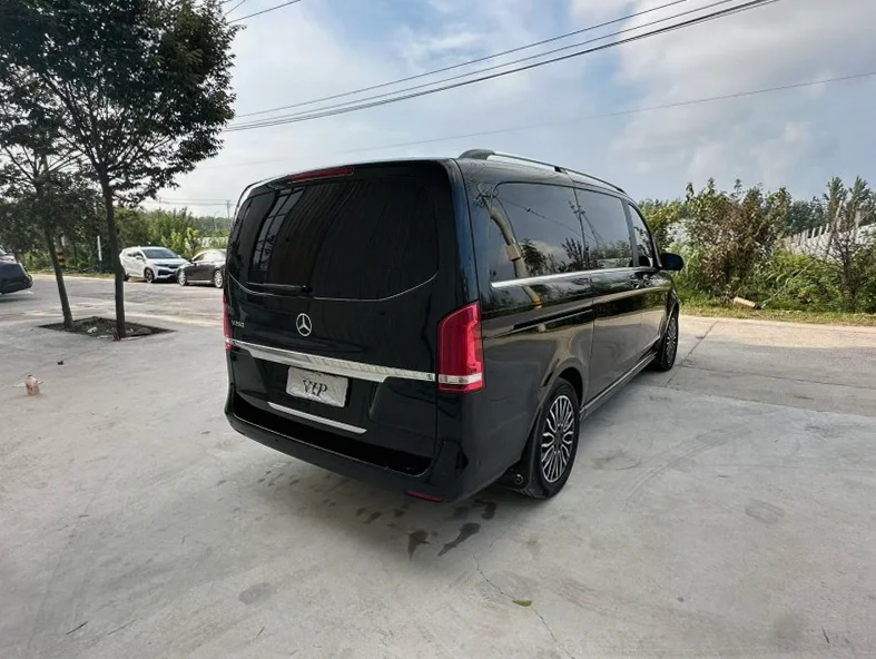 奔驰V 后面外观二