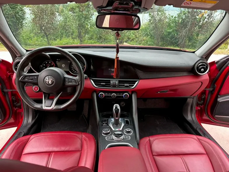 阿尔法·罗密欧Giulia 内饰前排