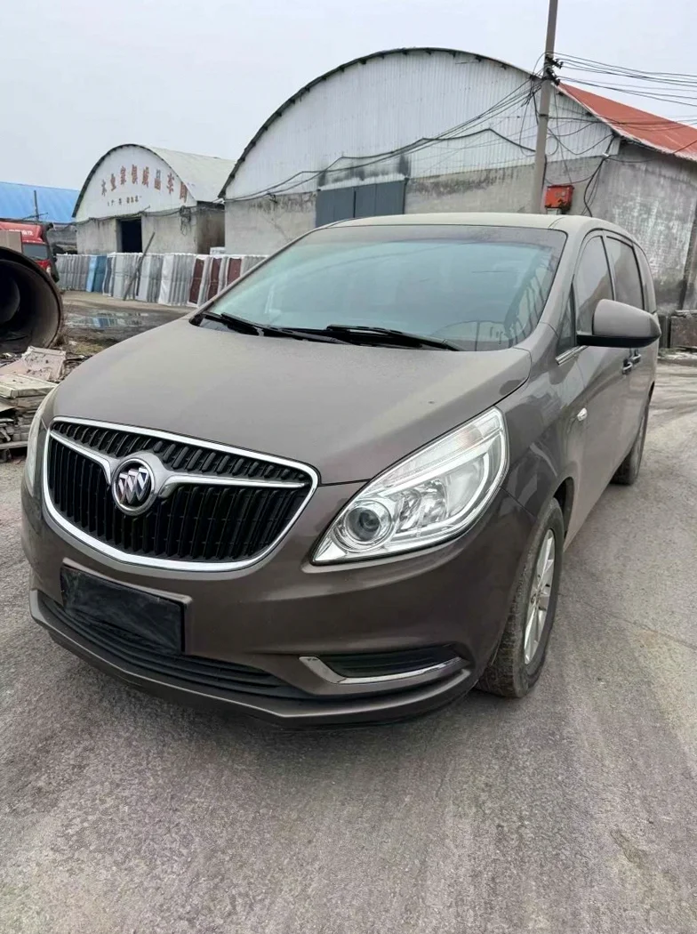 别克GL8 正面外观三