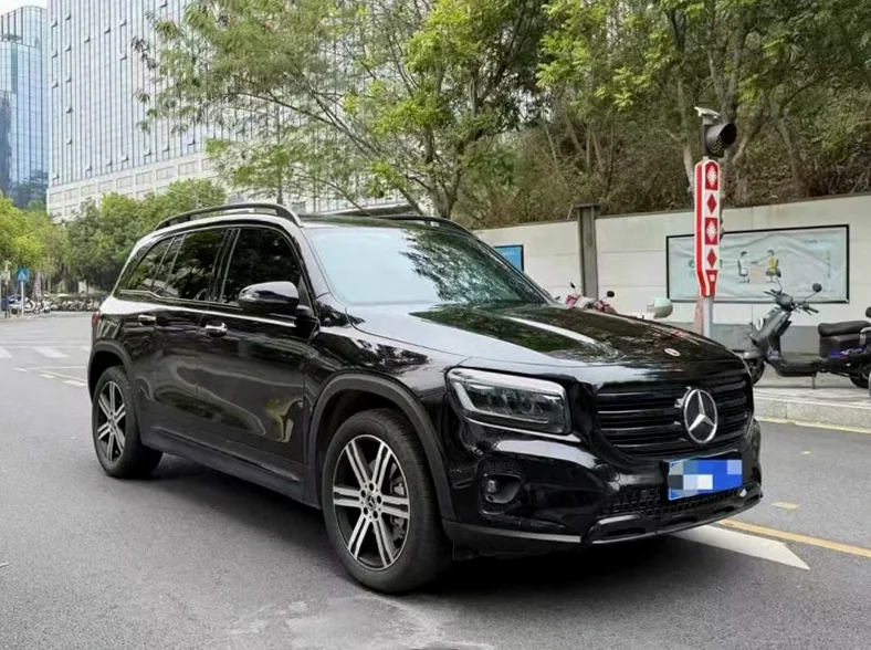 奔驰GLB 正面外观三