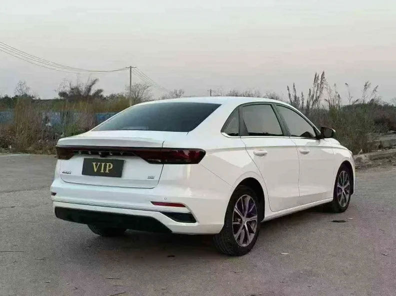 吉利帝豪 后面外观三