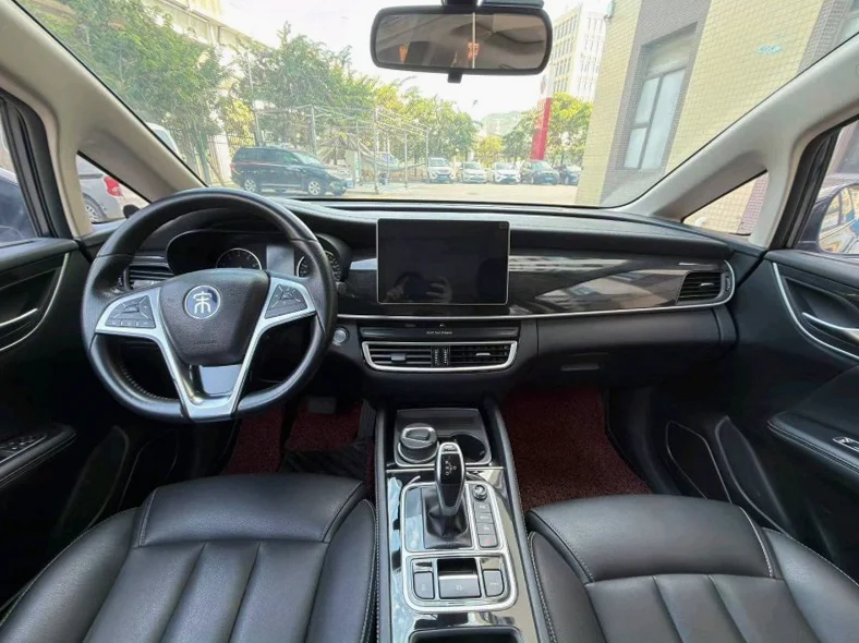 比亚迪宋MAX 后面外观一