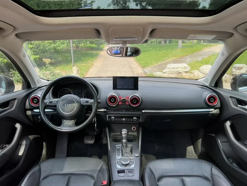 奥迪A3 内饰后排