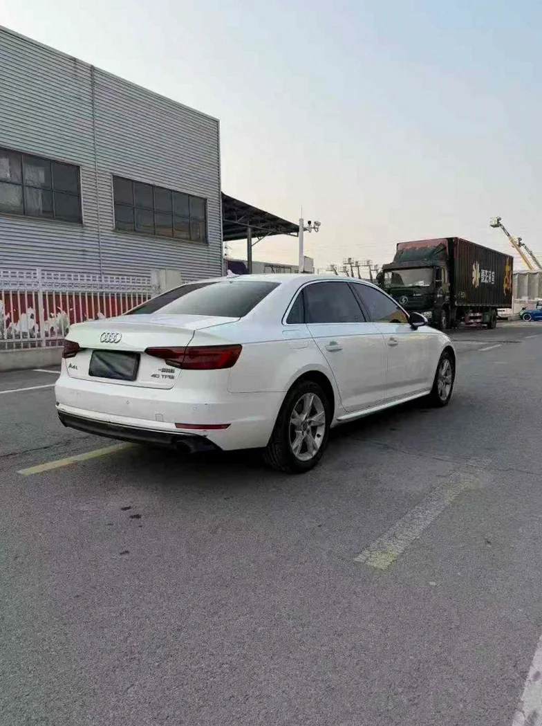 奥迪A4L 内饰后排