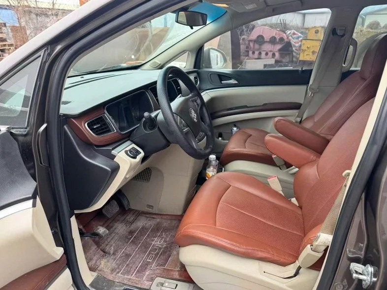 别克GL8 后面外观一