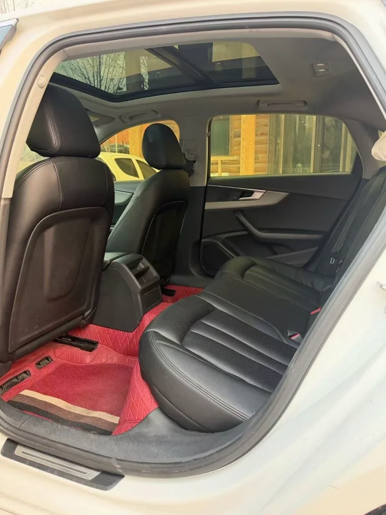 奥迪A4L 内饰前排