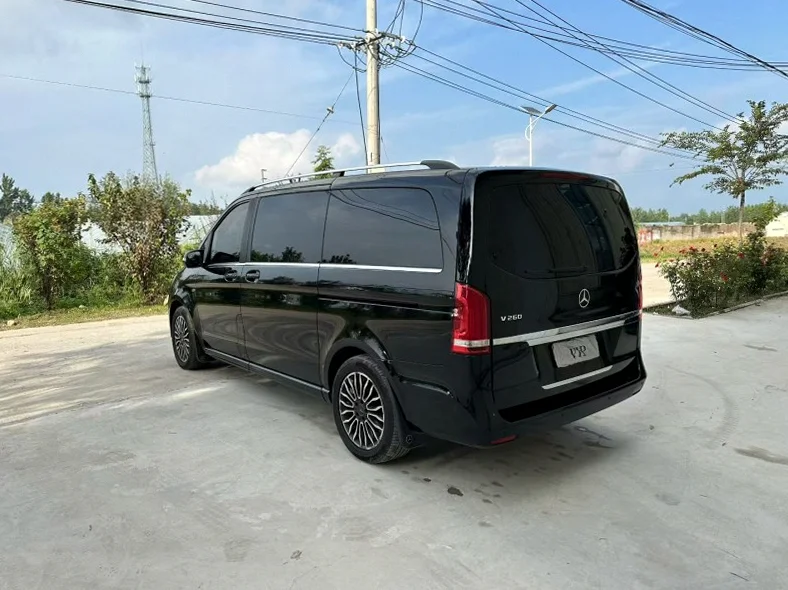 奔驰V 正面外观三