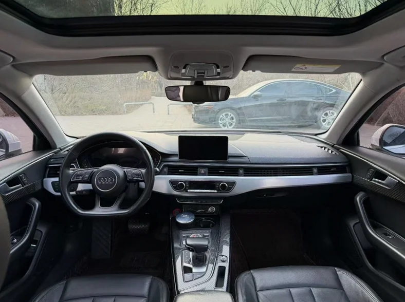 奥迪A4L 内饰后排