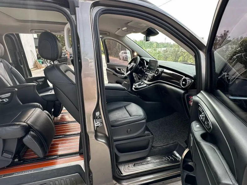 奔驰V 内饰后排