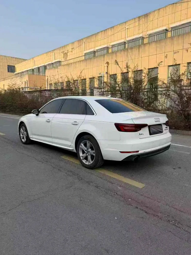 奥迪A4L 内饰前排