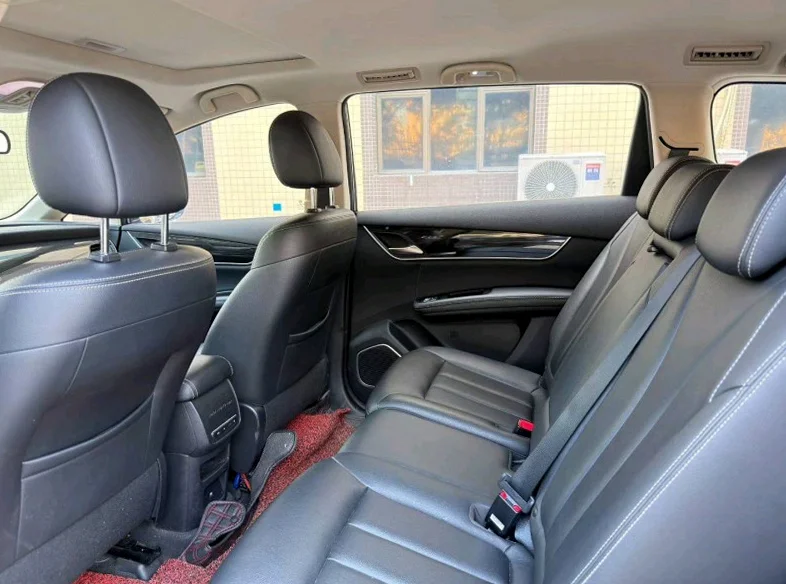 比亚迪宋MAX 后面外观二