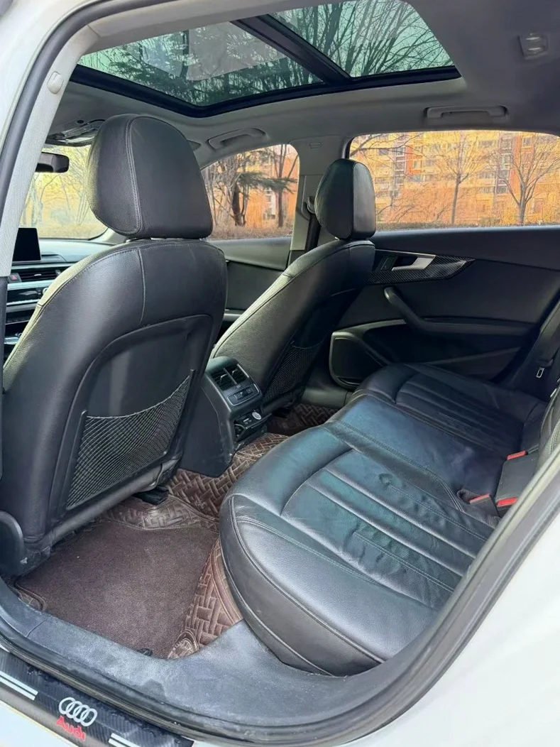 奥迪A4L 内饰前排