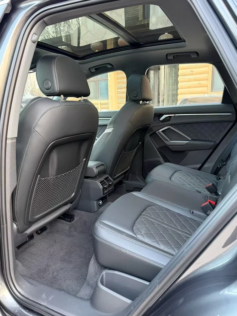 奥迪Q3 内饰前排