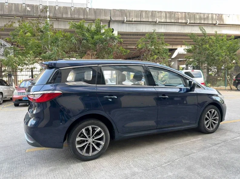 比亚迪宋MAX 内饰后排