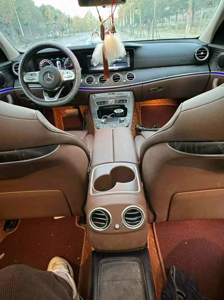 奔驰E 后面外观二