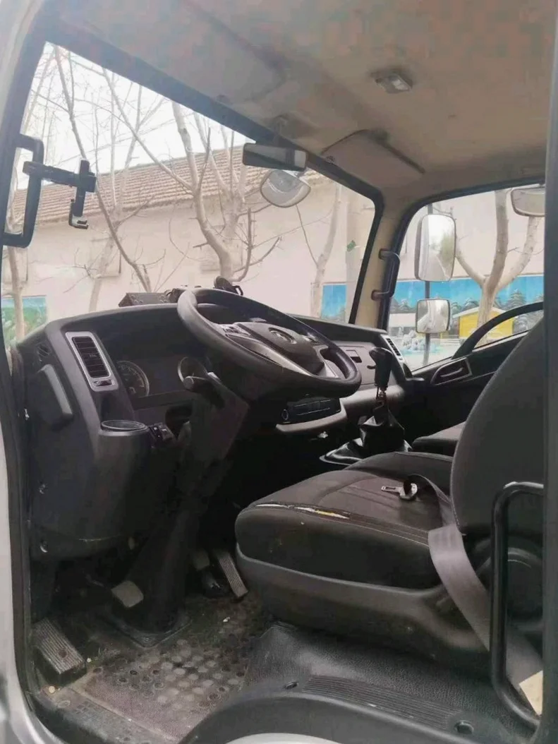 陕汽德龙 后面外观一