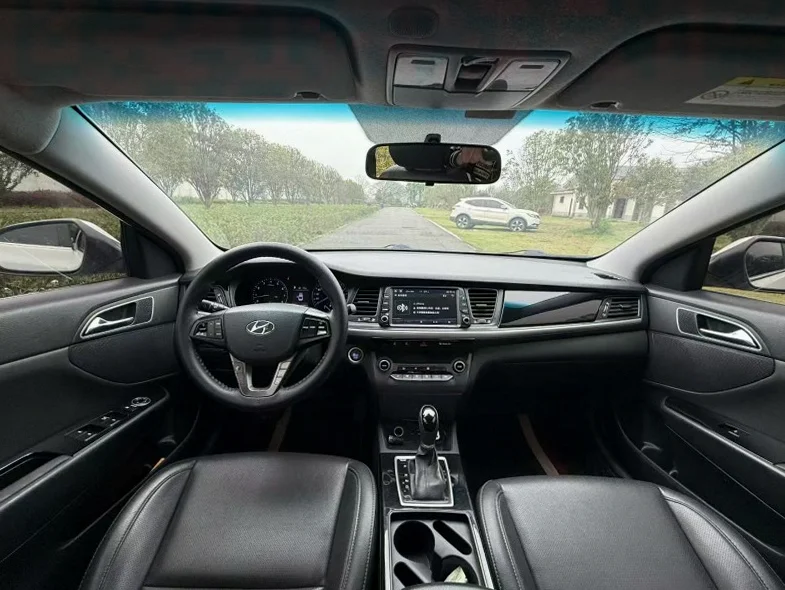 现代名图 后面外观二