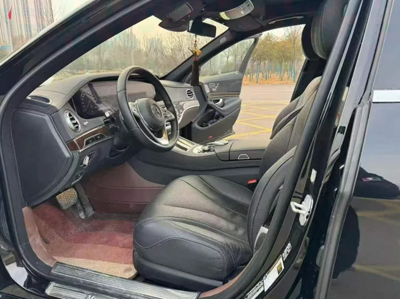 奔驰S 后面外观二