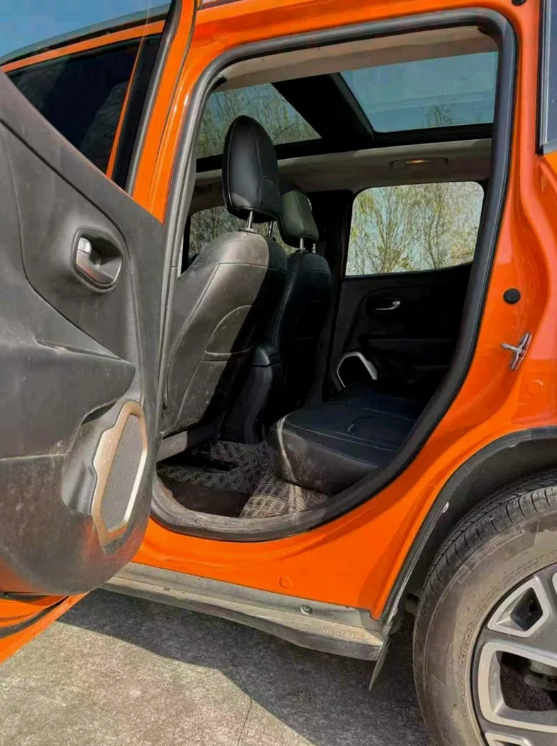 Jeep自由侠 内饰前排